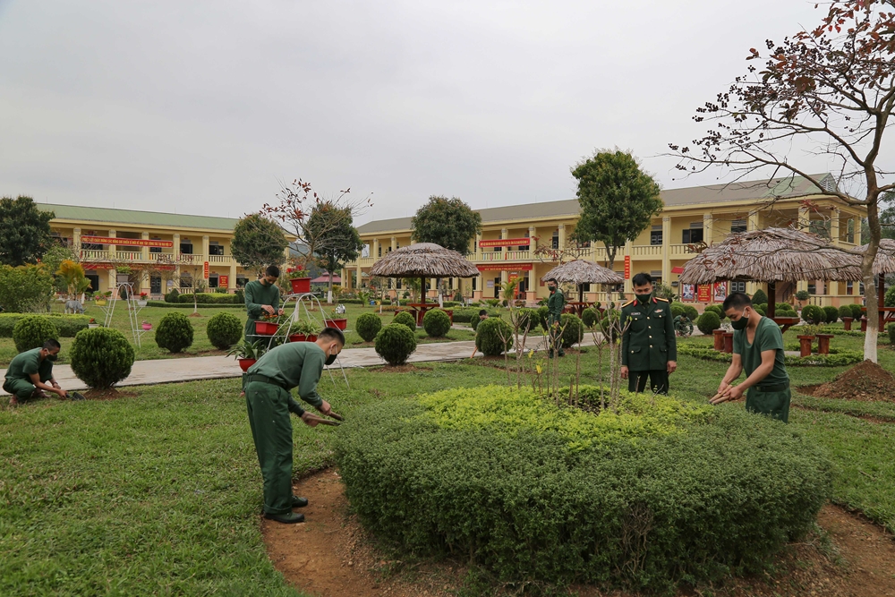 Chăm sóc cây cảnh trong giờ nghỉ ngày nghỉ góp phần xây dựng doanh trại chính quy, “đẹp như công viên”.